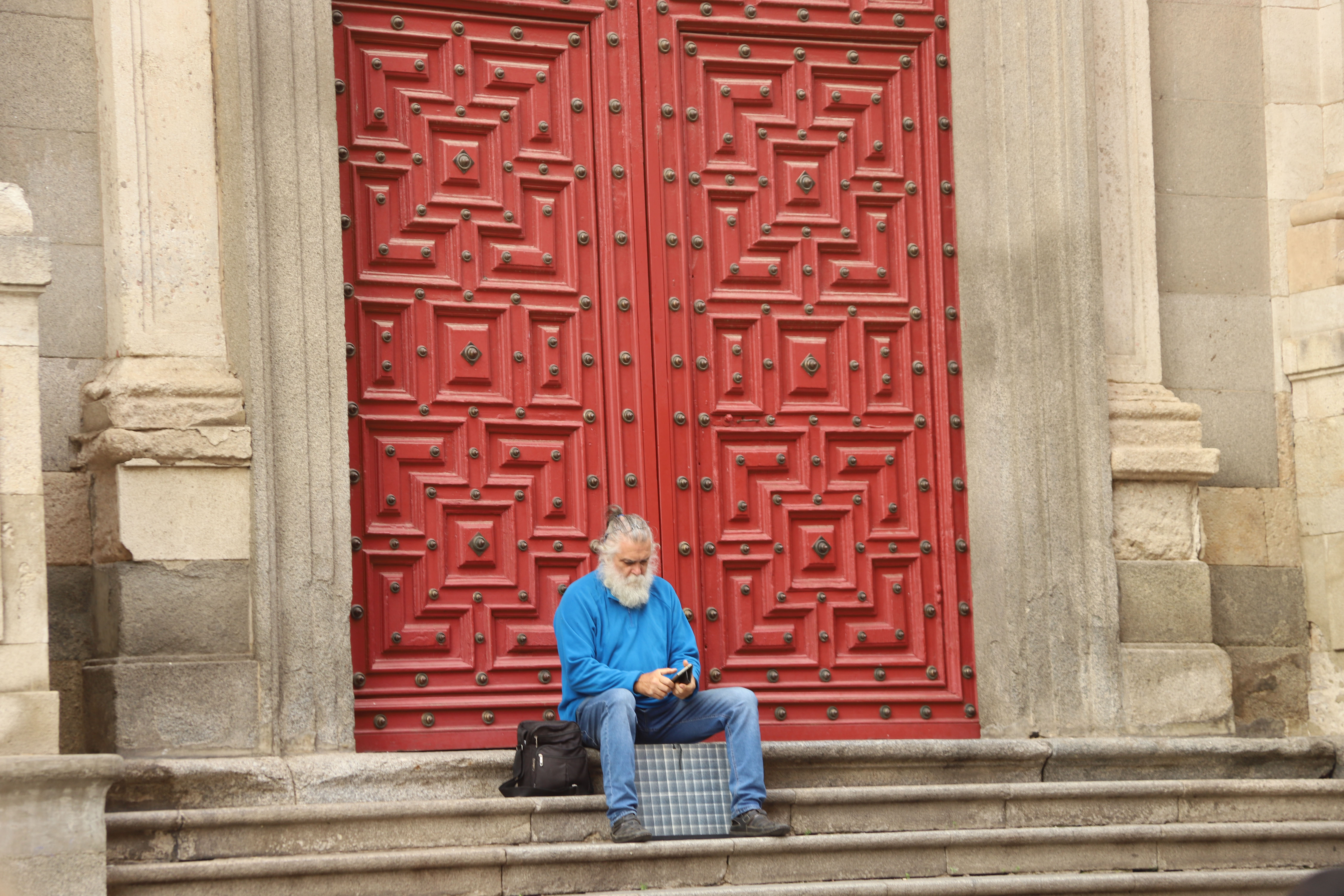 Mobilman framför röd port